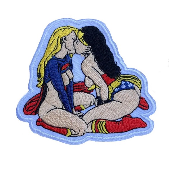 Lesbian Supergirl and Wonder Woman Kissing T Shirts for Men K375